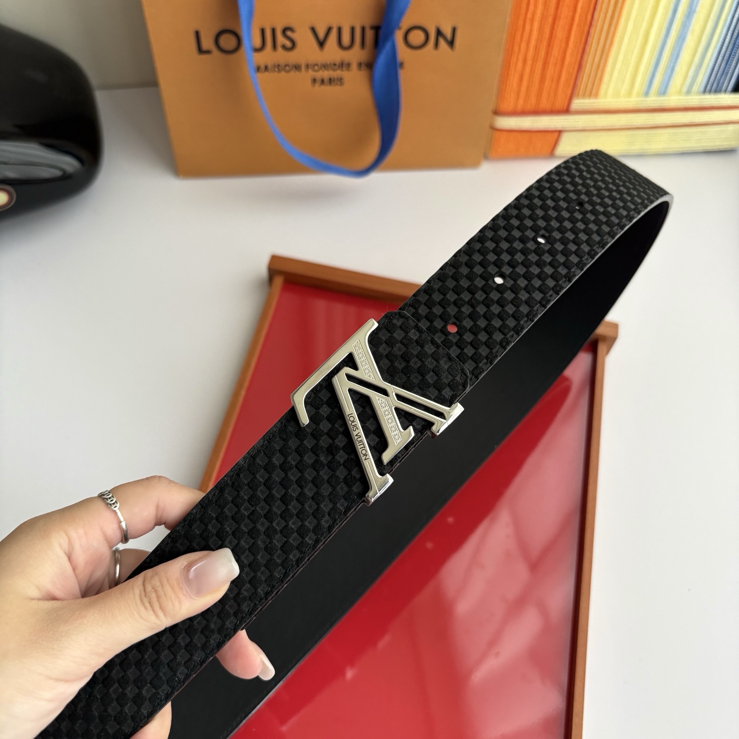 LOUIS VUITTON经典原单品质，单面格纹搭配原单精品钢扣，精工制作，细节看图，实物拍摄，高端奢华