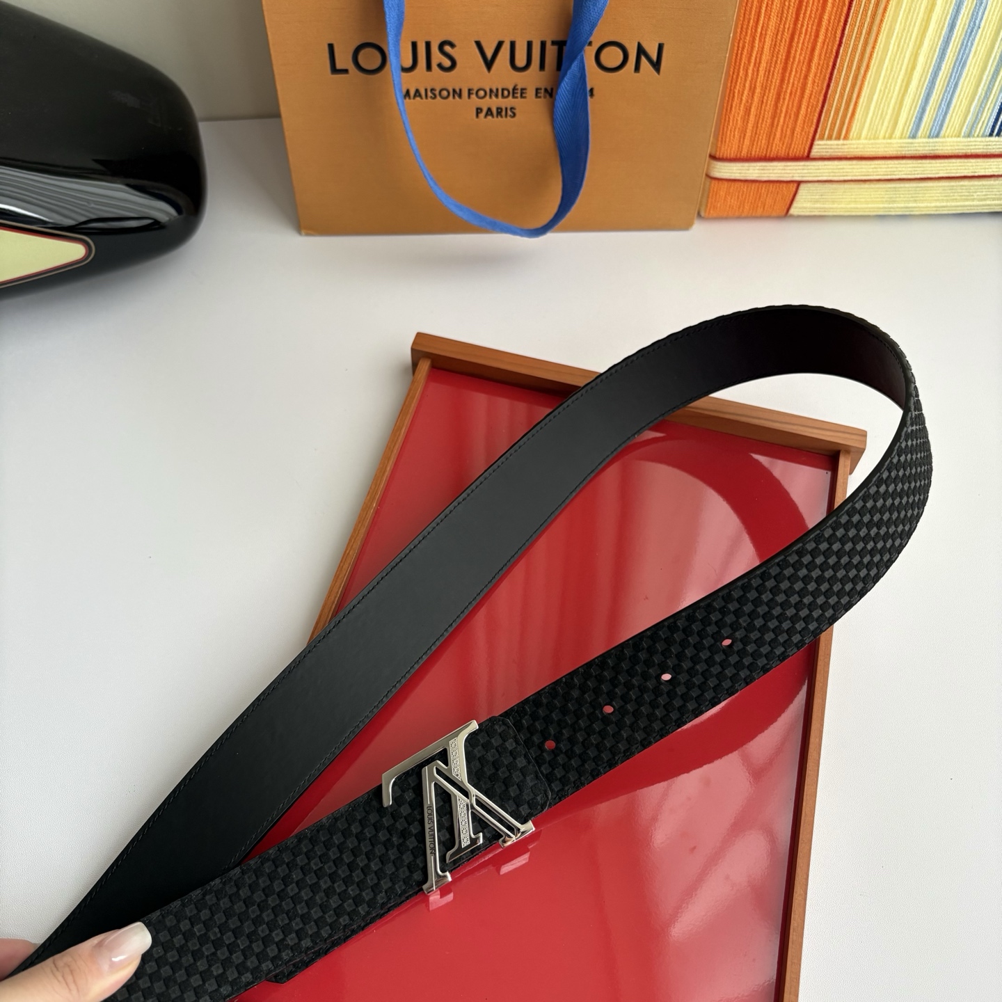 LOUIS VUITTON经典原单品质，单面格纹搭配原单精品钢扣，精工制作，细节看图，实物拍摄，高端奢华