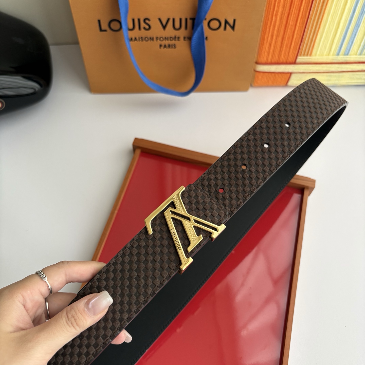LOUIS VUITTON经典原单品质，单面格纹搭配原单精品钢扣，精工制作，细节看图，实物拍摄，高端奢华