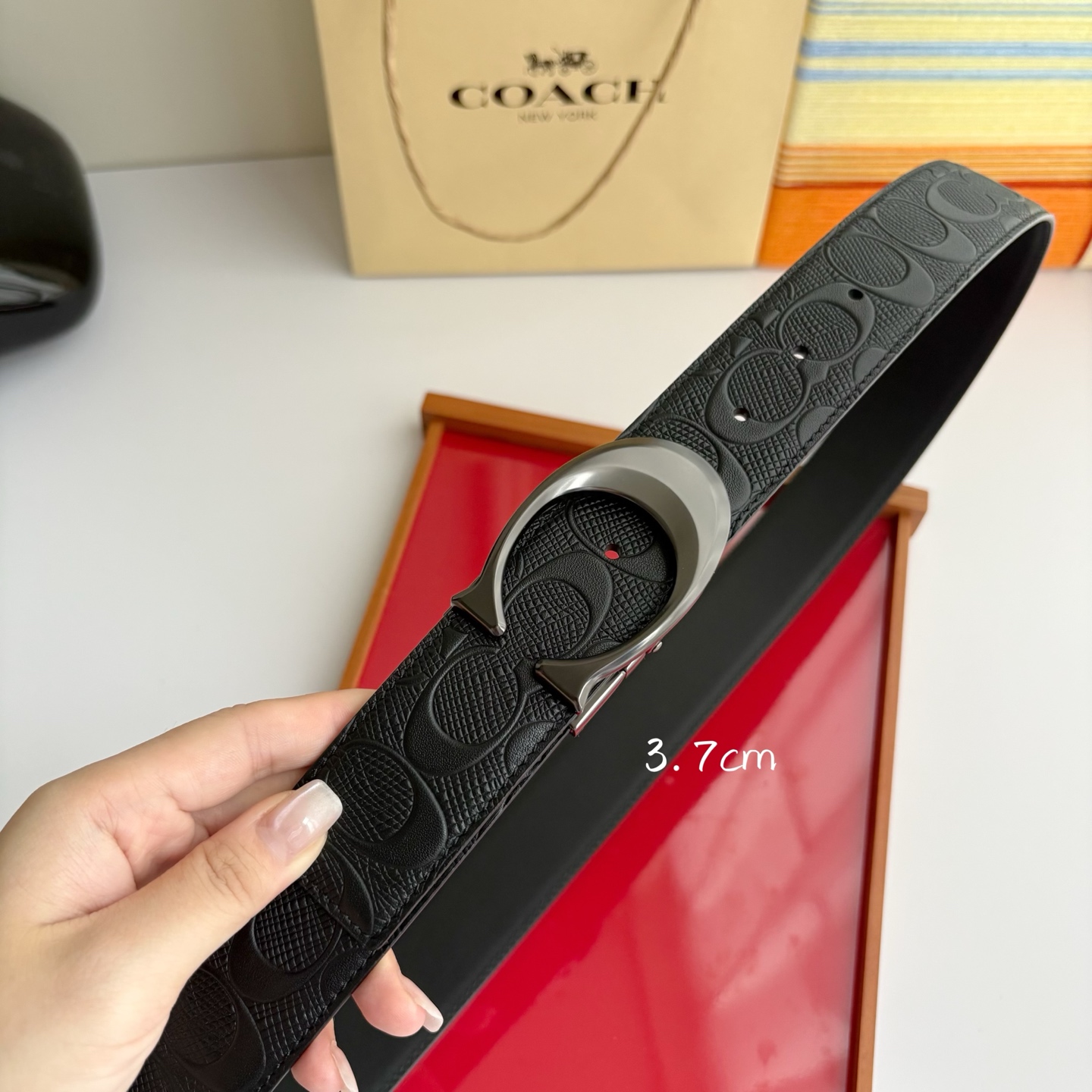 COACH经典简洁设计，头层牛皮手感柔软细腻，做工精细讲究，车缝线均匀平整。时尚与实用融合，宽3.7cm