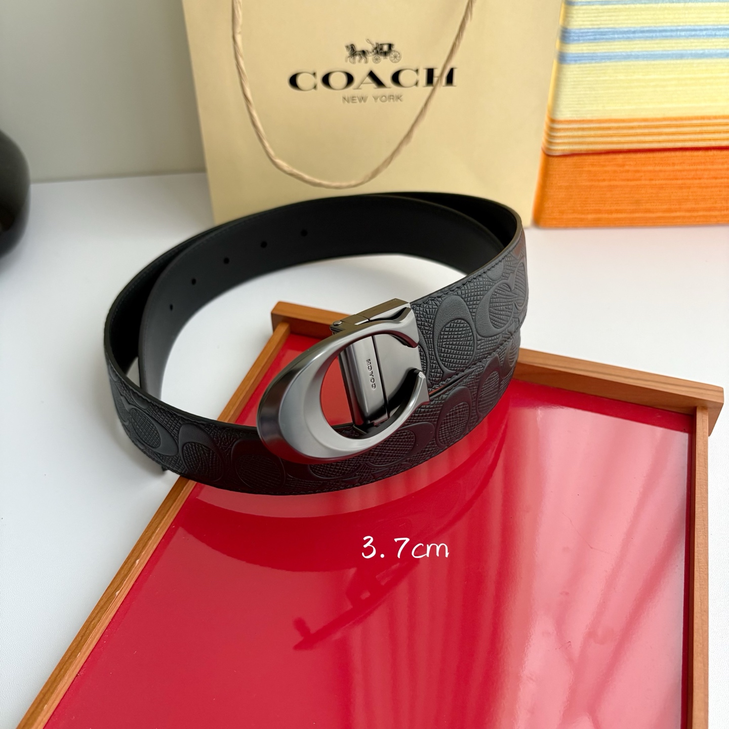 COACH经典简洁设计，头层牛皮手感柔软细腻，做工精细讲究，车缝线均匀平整。时尚与实用融合，宽3.7cm
