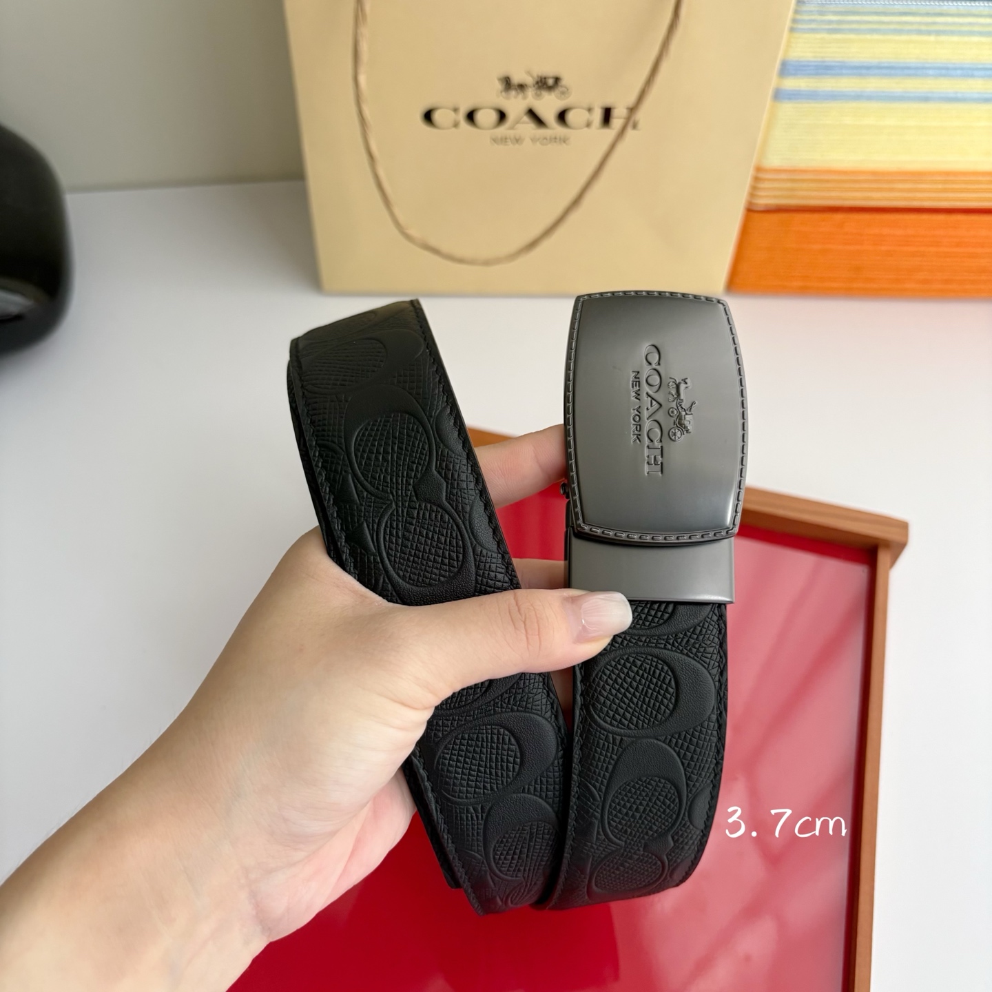 COACH经典简洁设计，头层牛皮手感柔软细腻，做工精细讲究，车缝线均匀平整。时尚与实用融合，宽3.7cm