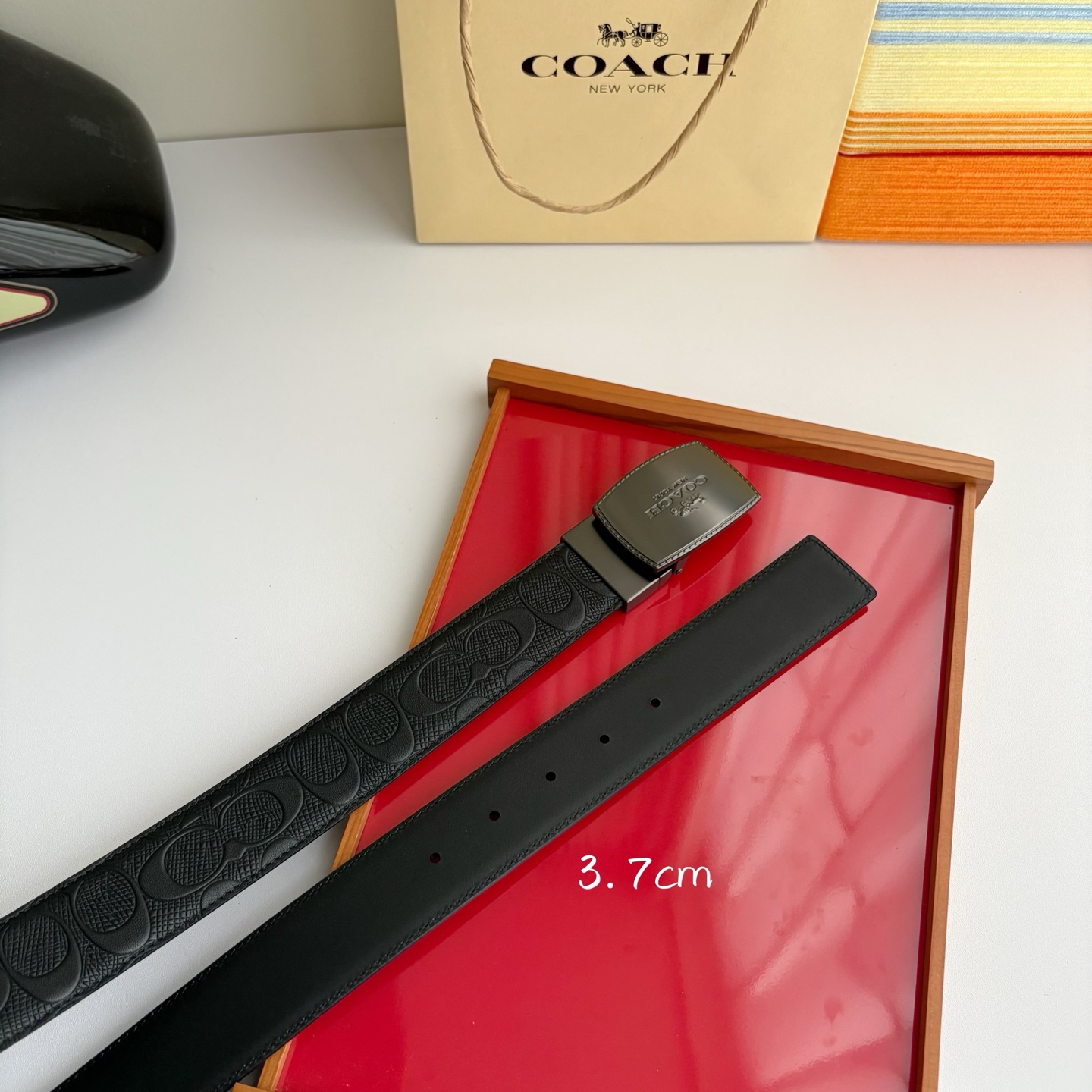 COACH经典简洁设计，头层牛皮手感柔软细腻，做工精细讲究，车缝线均匀平整。时尚与实用融合，宽3.7cm