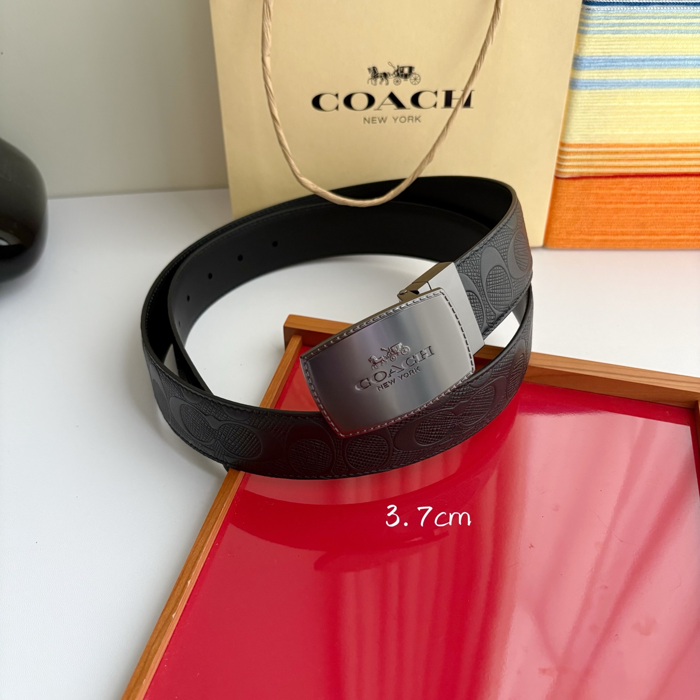 COACH经典简洁设计，头层牛皮手感柔软细腻，做工精细讲究，车缝线均匀平整。时尚与实用融合，宽3.7cm