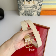 这款 D-Dream 腰带来自乔纳森•安德森 (onathan Anderson)为Dior 打造的首个 这款 D-Dream 腰带来自乔纳森•安德森 (onathan Anderson)为Dior 打造的首个