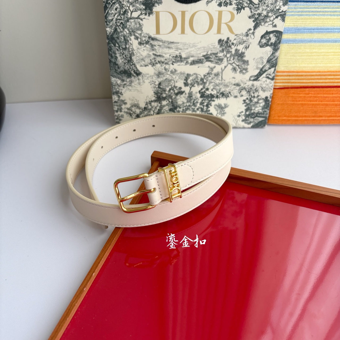 NO:882825,Original order This D-Dream belt is from Jonathan Anderson's first collection for Dior. It is a stylish and elegant accessory. Crafted from smooth calf leather, it is equipped with a vintage gold-finish metal pin buckle and is decorated with a vintage gold-finish metal fastening ring embellished with a hollow Dior logo to enhance the style. It can add a classic style to any look. Width 2.5cm, belt, dior, cowhide19860909原单 这款 D-Dream 腰带来自乔纳森安德森（onathan Anderson）为 Dior 打造的首个系列,是一款时尚优雅的配饰.采用光滑牛皮革精心制作,搭配复古金色饰面金属针扣,饰以点缀以镂空 Dior 标志的复古金色饰面金属固定环提升格调.可为各式造型增添经典风范.宽2.5cm,皮带,dior,cowhide,Belt
