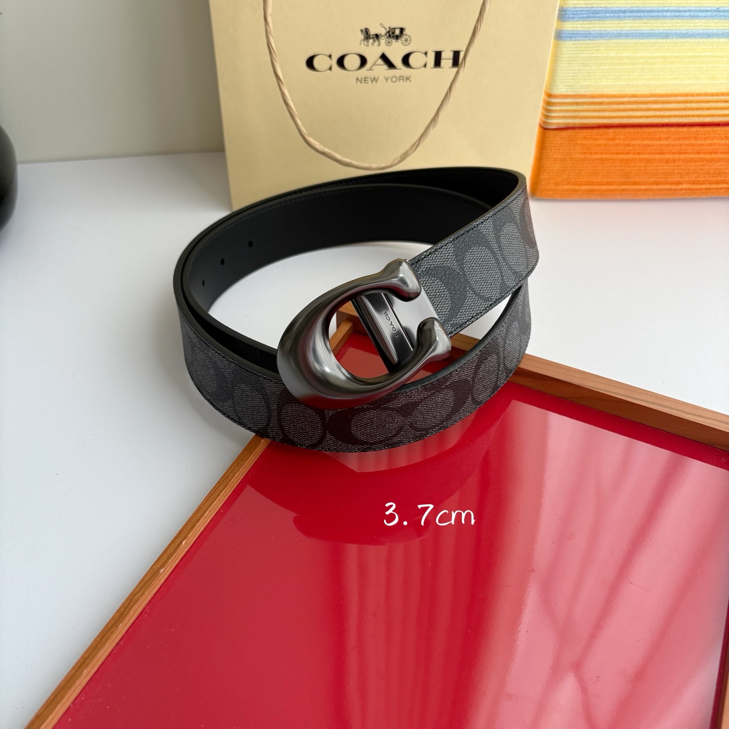 COACH经典简洁设计，头层牛皮手感柔软细腻，做工精细讲究，车缝线均匀平整。时尚与实用融合，宽3.7cm