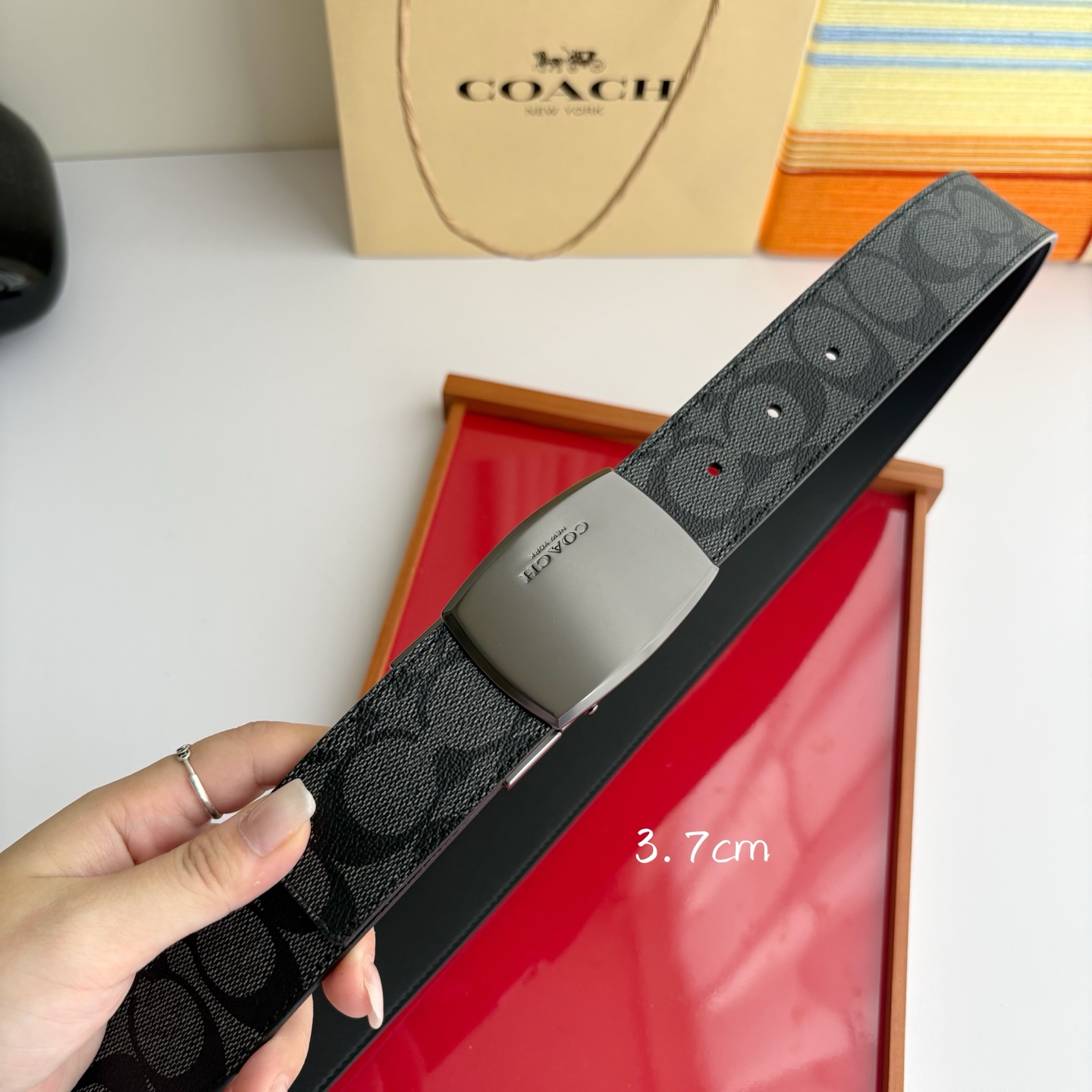 COACH经典简洁设计，头层牛皮手感柔软细腻，做工精细讲究，车缝线均匀平整。时尚与实用融合，宽3.7cm