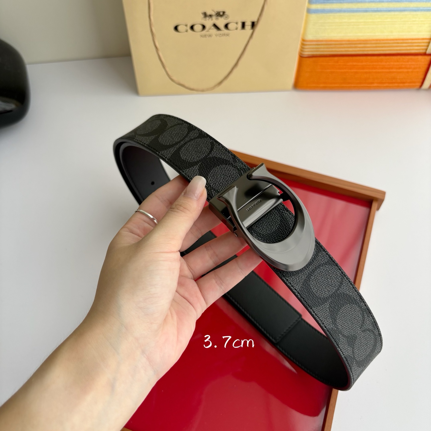 COACH经典简洁设计，头层牛皮手感柔软细腻，做工精细讲究，车缝线均匀平整。时尚与实用融合，宽3.7cm