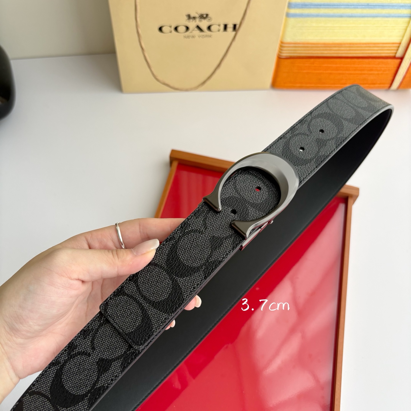 COACH经典简洁设计，头层牛皮手感柔软细腻，做工精细讲究，车缝线均匀平整。时尚与实用融合，宽3.7cm