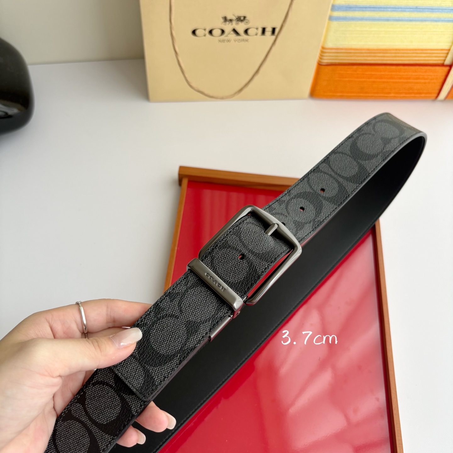 COACH经典简洁设计，头层牛皮手感柔软细腻，做工精细讲究，车缝线均匀平整。时尚与实用融合，宽3.7cm