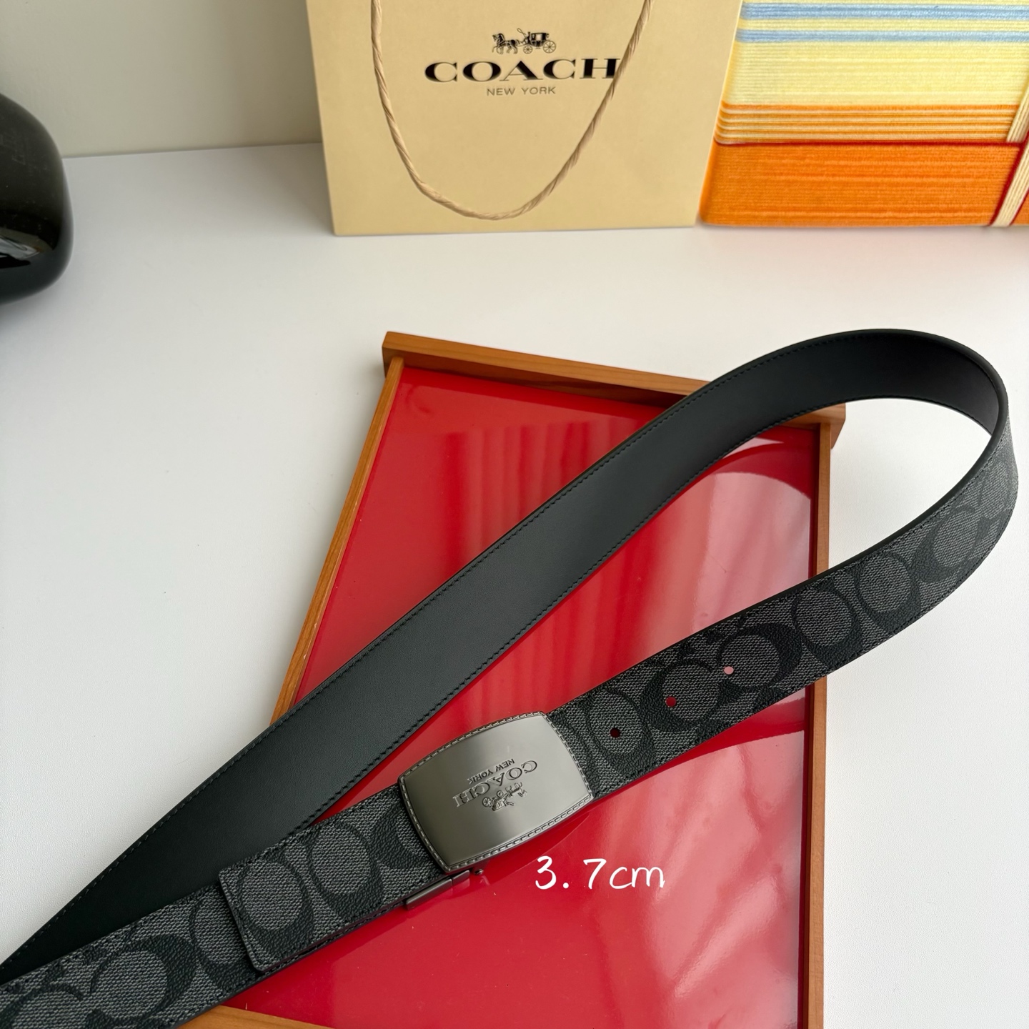 COACH经典简洁设计，头层牛皮手感柔软细腻，做工精细讲究，车缝线均匀平整。时尚与实用融合，宽3.7cm