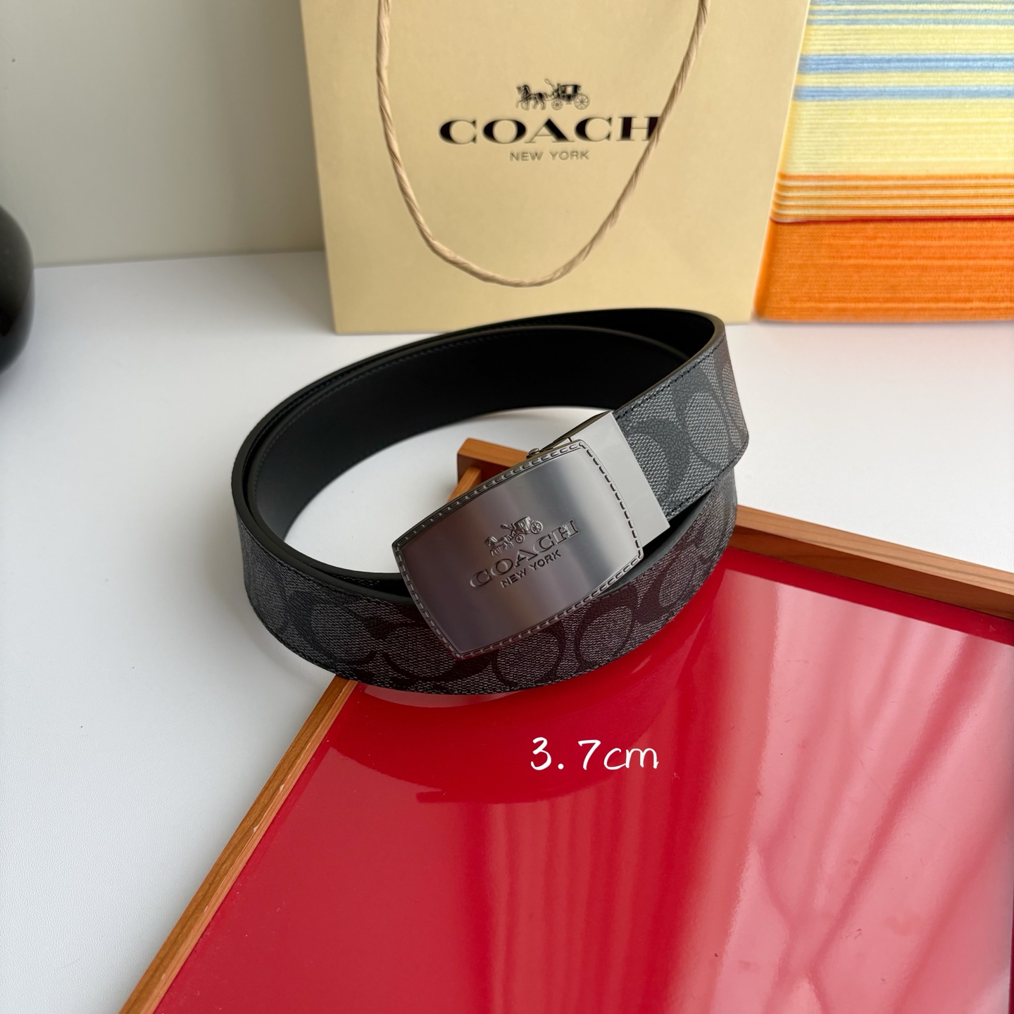 COACH经典简洁设计，头层牛皮手感柔软细腻，做工精细讲究，车缝线均匀平整。时尚与实用融合，宽3.7cm