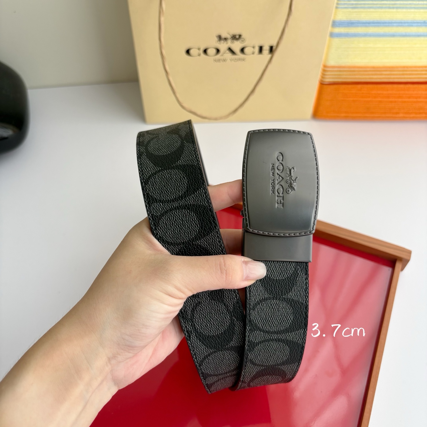 COACH经典简洁设计，头层牛皮手感柔软细腻，做工精细讲究，车缝线均匀平整。时尚与实用融合，宽3.7cm