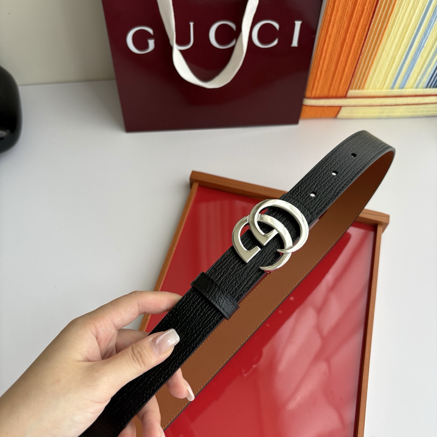 Gucci 经典原单品质，原版小牛皮搭配平纹底，纯铜精品挂扣，两面可用，细节看图，实物拍摄，高端奢华，宽