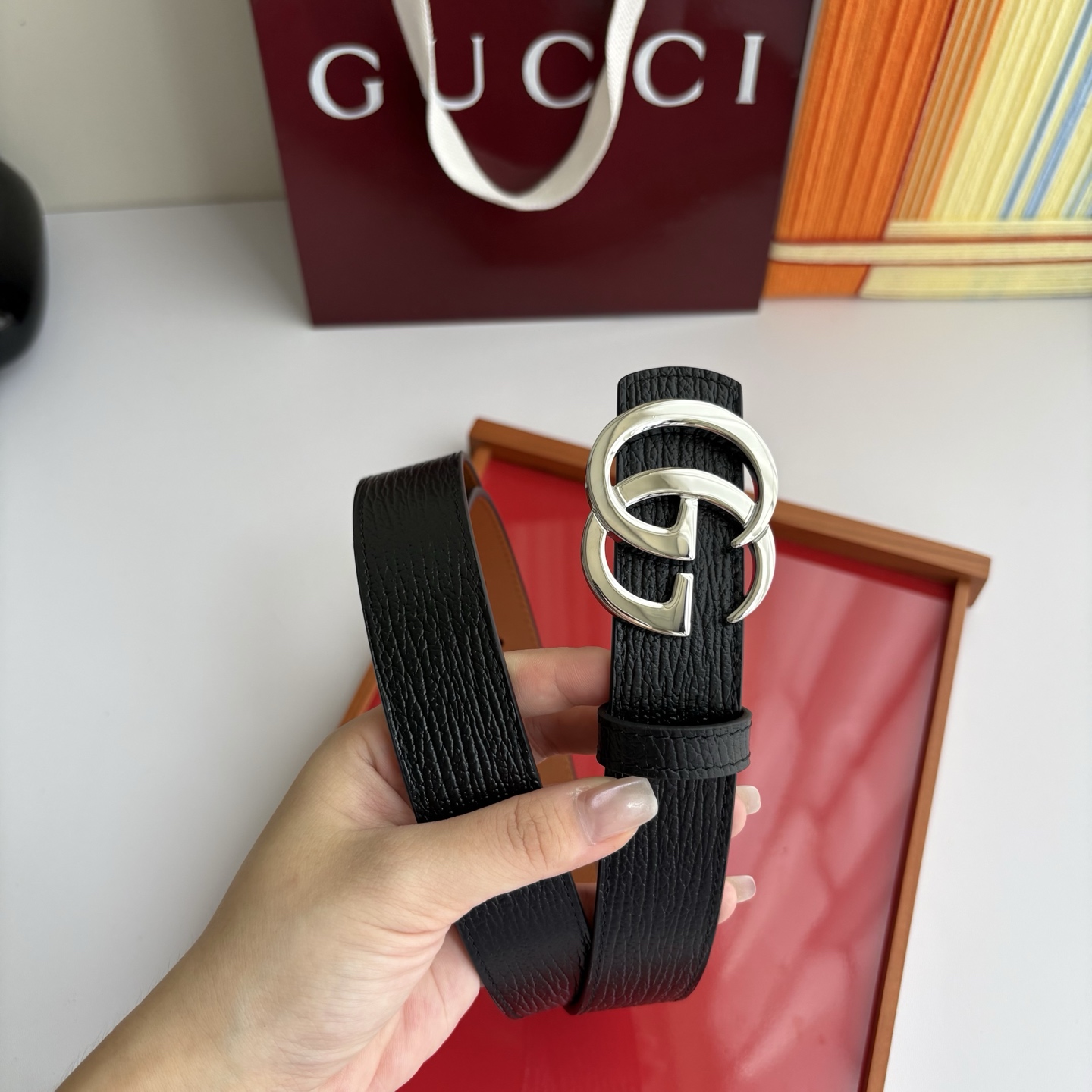 Gucci 经典原单品质，原版小牛皮搭配平纹底，纯铜精品挂扣，两面可用，细节看图，实物拍摄，高端奢华，宽