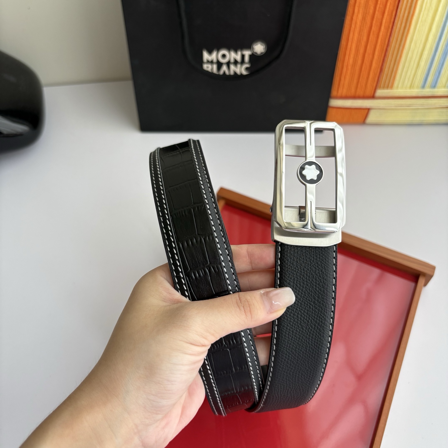 万宝龙Montblanc家持续其一贯的高雅、绅士、精致的风格，进口小牛皮，手感细腻柔软。纯钢自动精品扣，