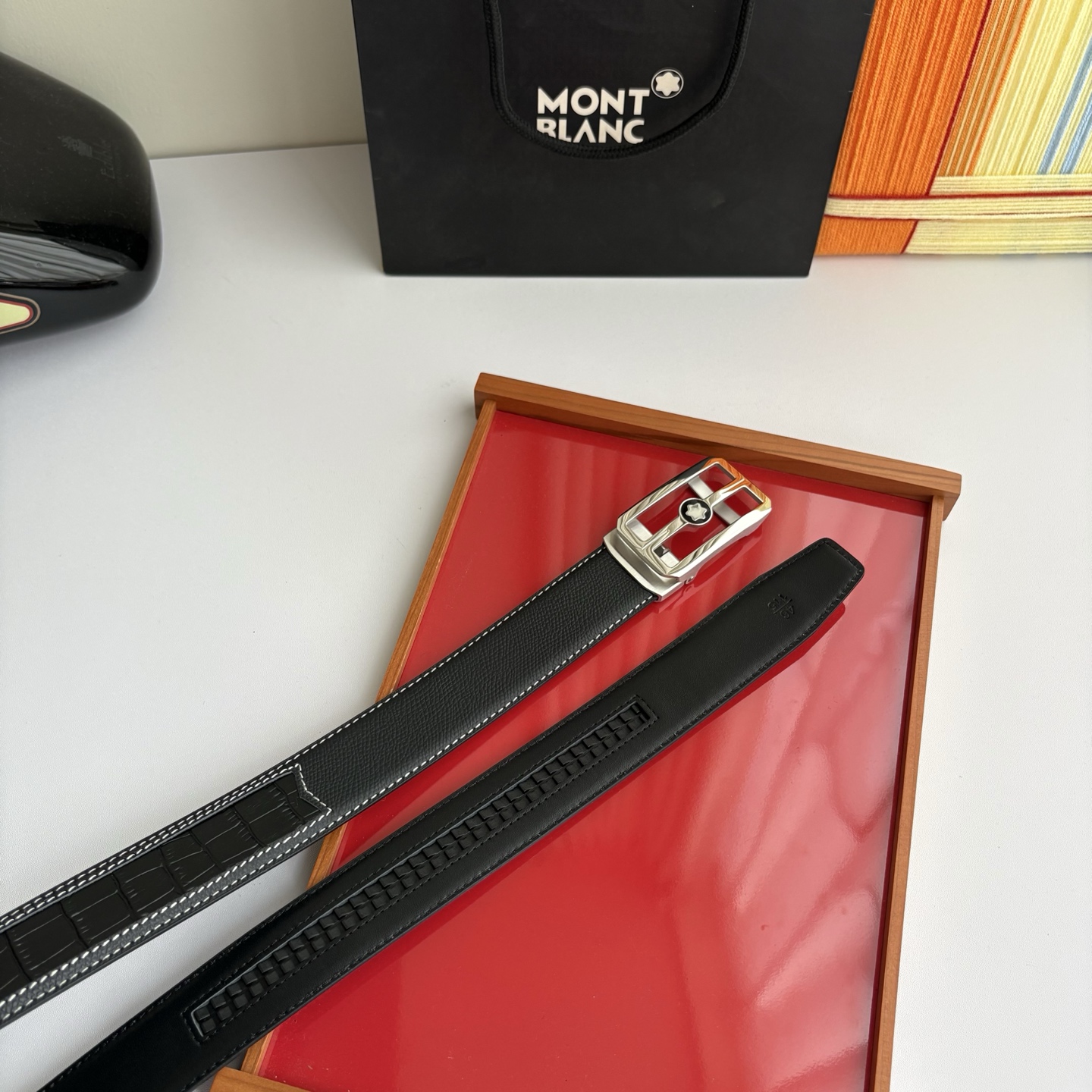 万宝龙Montblanc家持续其一贯的高雅、绅士、精致的风格，进口小牛皮，手感细腻柔软。纯钢自动精品扣，