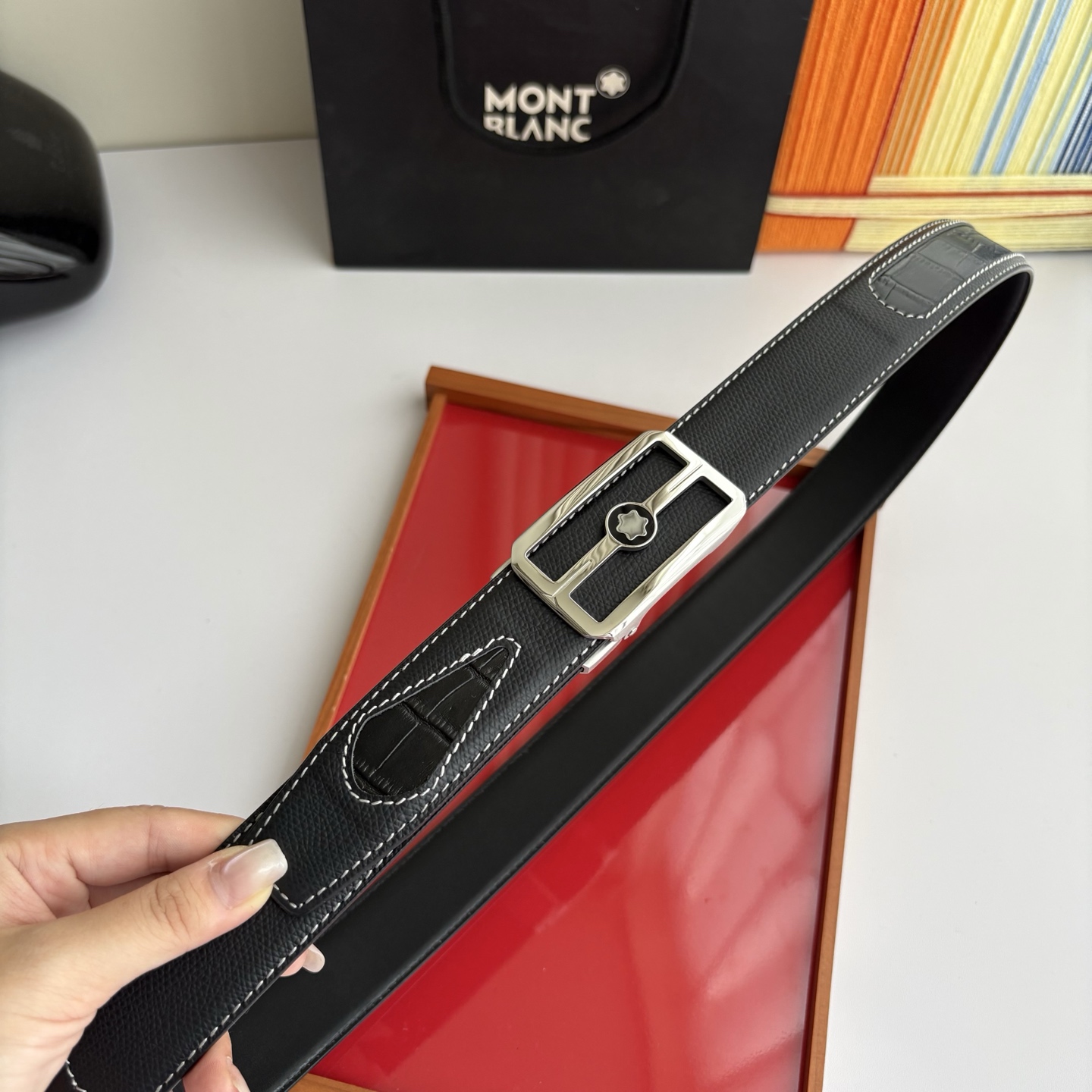 万宝龙Montblanc家持续其一贯的高雅、绅士、精致的风格，进口小牛皮，手感细腻柔软。纯钢自动精品扣，