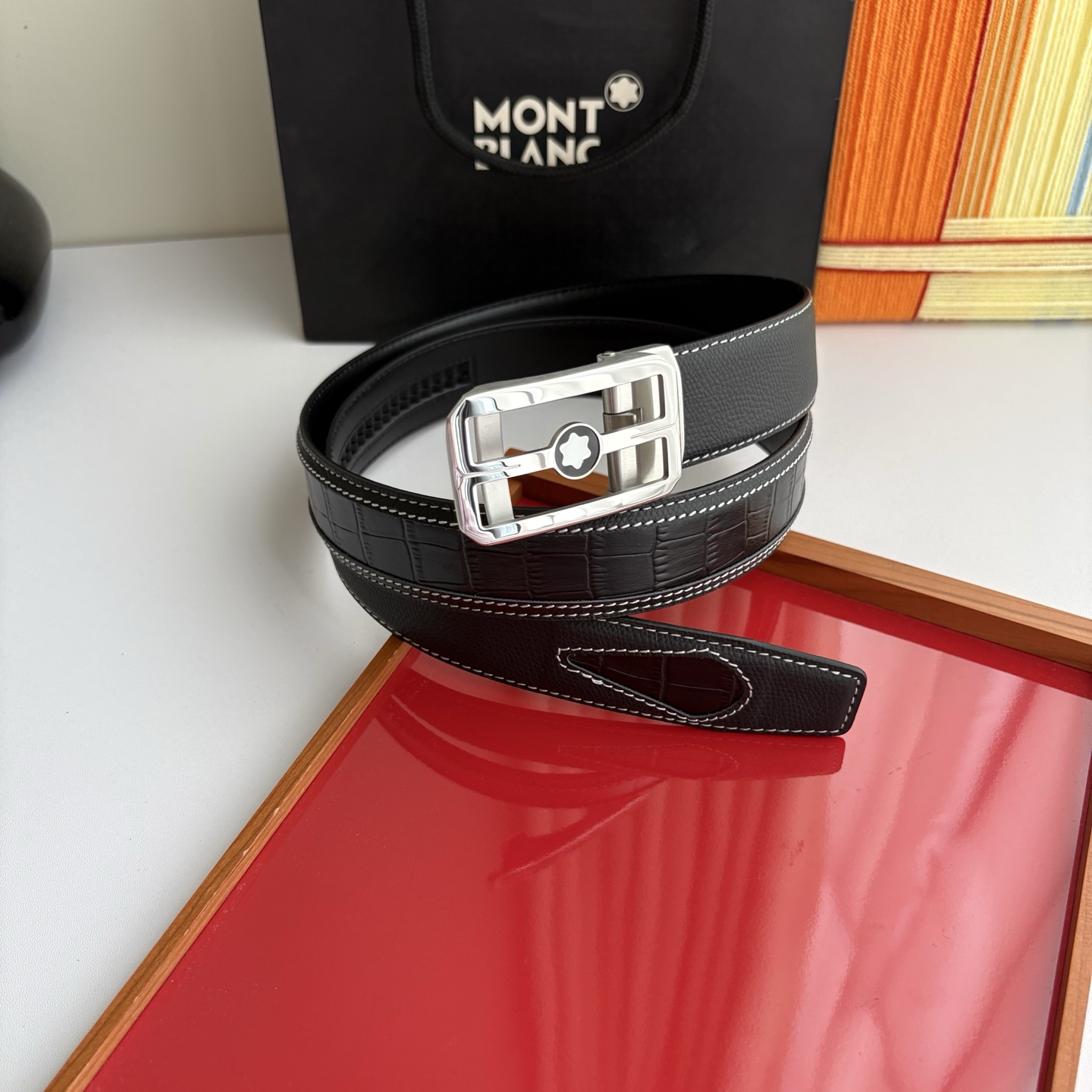 万宝龙Montblanc家持续其一贯的高雅、绅士、精致的风格，进口小牛皮，手感细腻柔软。纯钢自动精品扣，