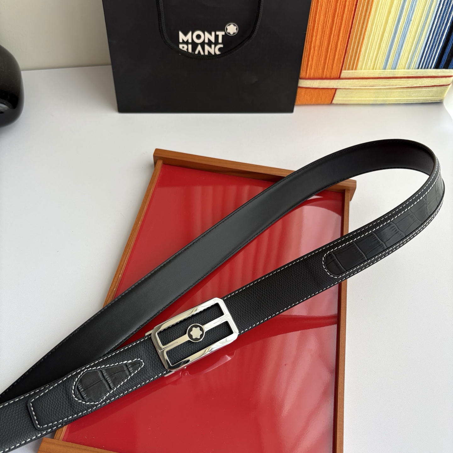 万宝龙Montblanc家持续其一贯的高雅、绅士、精致的风格，进口小牛皮，手感细腻柔软。纯钢自动精品扣，