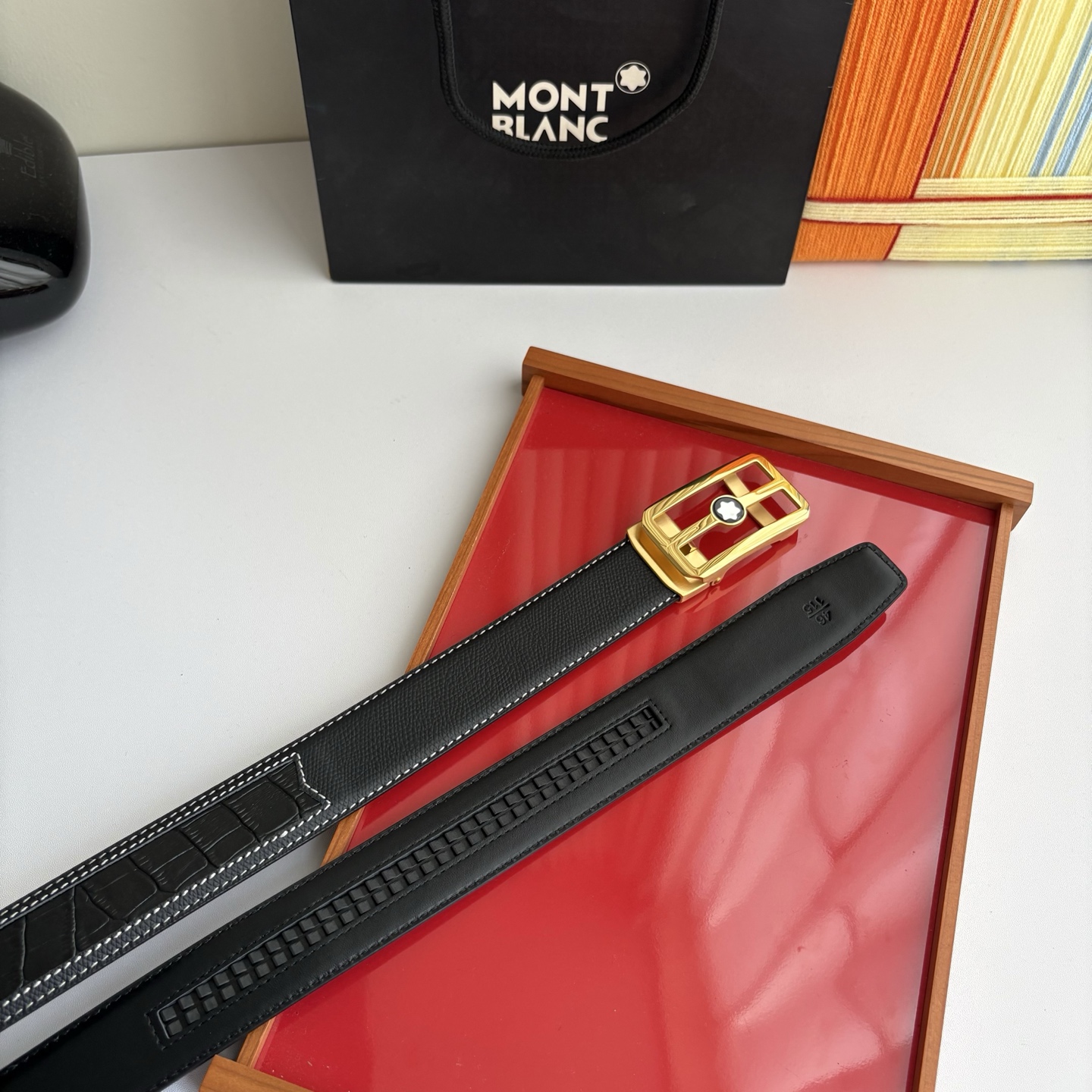 万宝龙Montblanc家持续其一贯的高雅、绅士、精致的风格，进口小牛皮，手感细腻柔软。纯钢自动精品扣，