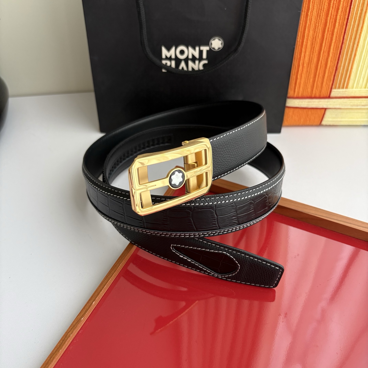 万宝龙Montblanc家持续其一贯的高雅、绅士、精致的风格，进口小牛皮，手感细腻柔软。纯钢自动精品扣，