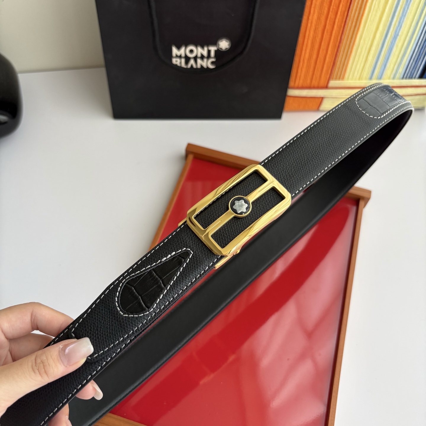 万宝龙Montblanc家持续其一贯的高雅、绅士、精致的风格，进口小牛皮，手感细腻柔软。纯钢自动精品扣，