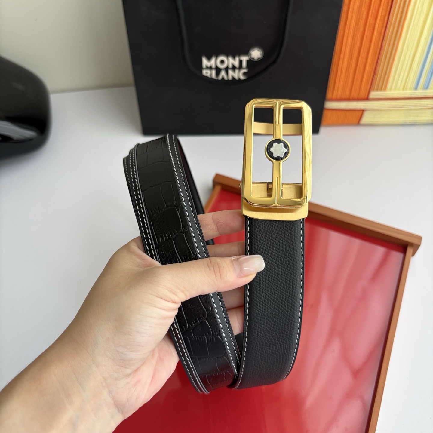 万宝龙Montblanc家持续其一贯的高雅、绅士、精致的风格，进口小牛皮，手感细腻柔软。纯钢自动精品扣，