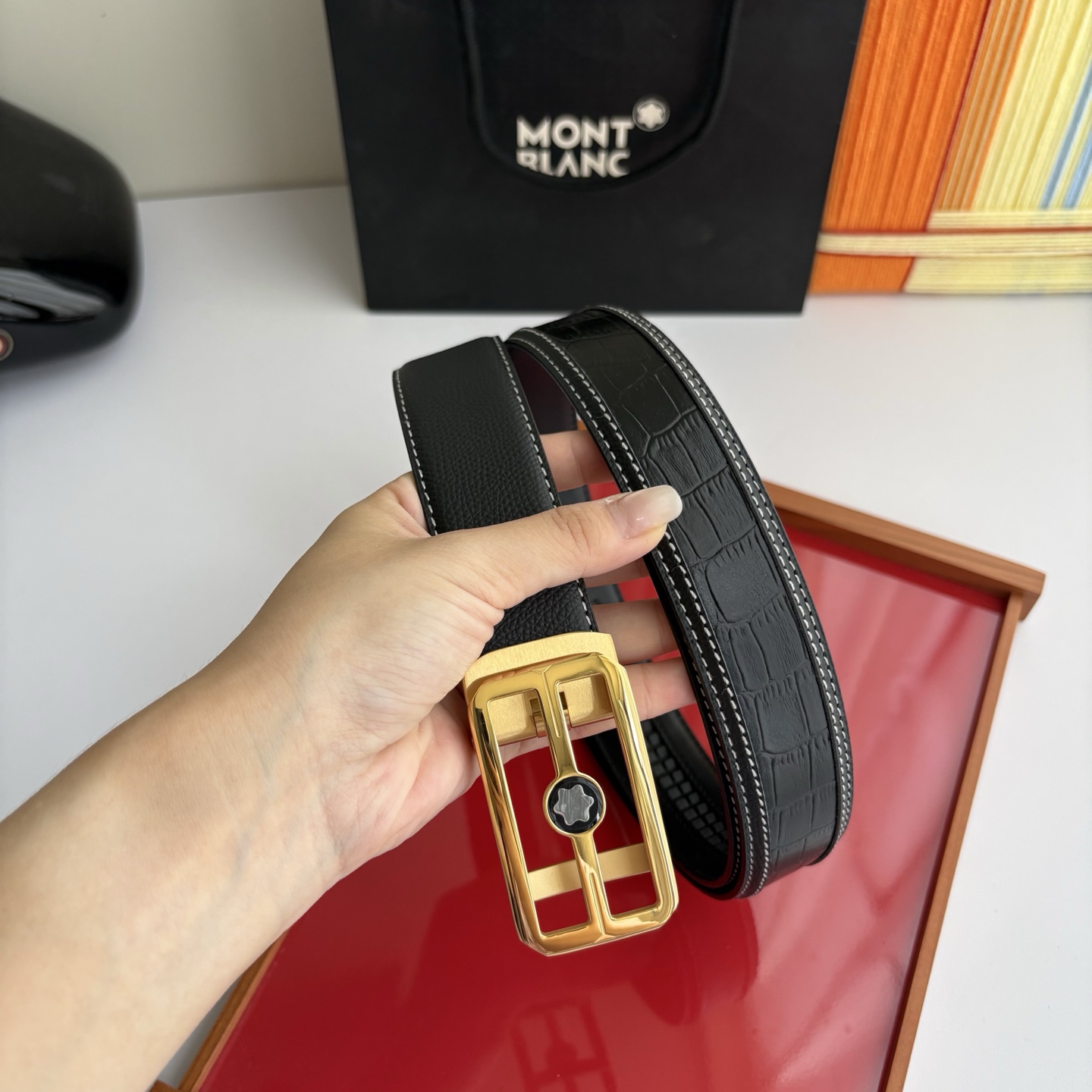 万宝龙Montblanc家持续其一贯的高雅、绅士、精致的风格，进口小牛皮，手感细腻柔软。纯钢自动精品扣，