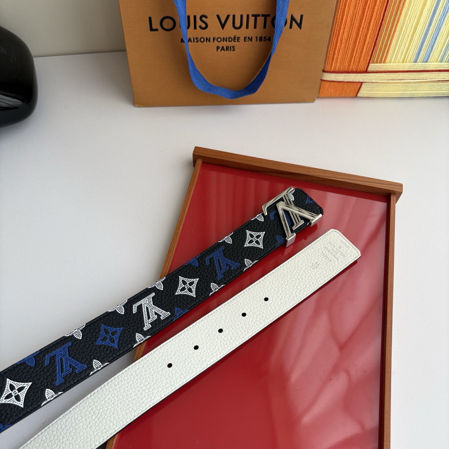 LOUIS VUITTON经典原单品质，单面印花搭配白色荔枝纹，精工制作，细节看图，实物拍摄，高端奢华，