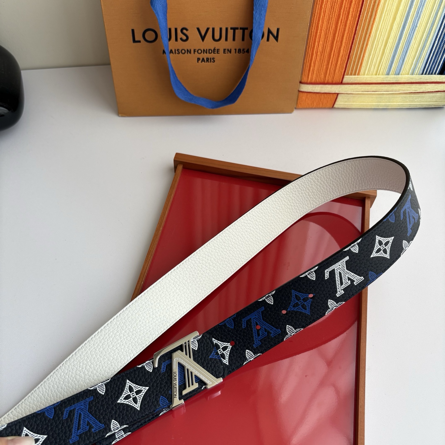 LOUIS VUITTON经典原单品质，单面印花搭配白色荔枝纹，精工制作，细节看图，实物拍摄，高端奢华，