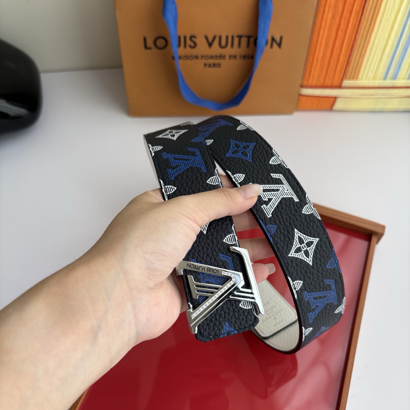 LOUIS VUITTON经典原单品质，单面印花搭配白色荔枝纹，精工制作，细节看图，实物拍摄，高端奢华，