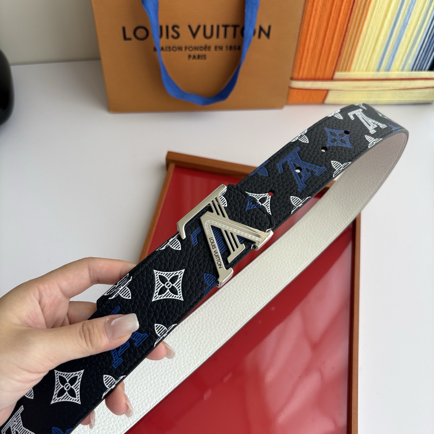 LOUIS VUITTON经典原单品质，单面印花搭配白色荔枝纹，精工制作，细节看图，实物拍摄，高端奢华，