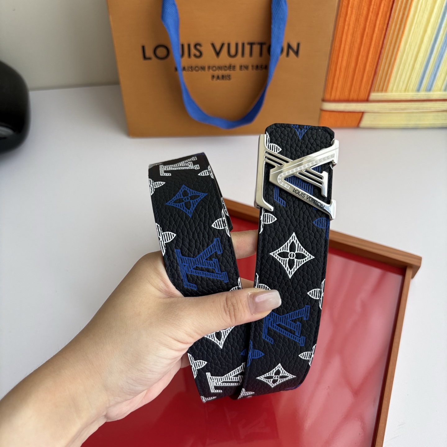 LOUIS VUITTON经典原单品质，单面印花搭配白色荔枝纹，精工制作，细节看图，实物拍摄，高端奢华，