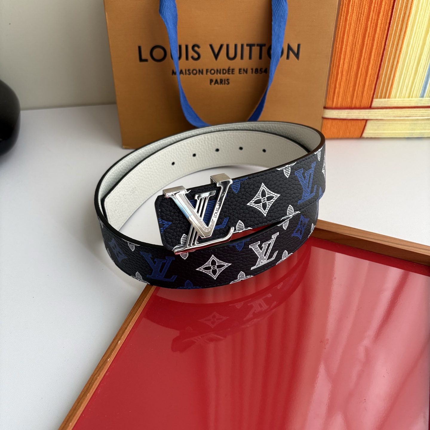 LOUIS VUITTON经典原单品质，单面印花搭配白色荔枝纹，精工制作，细节看图，实物拍摄，高端奢华，