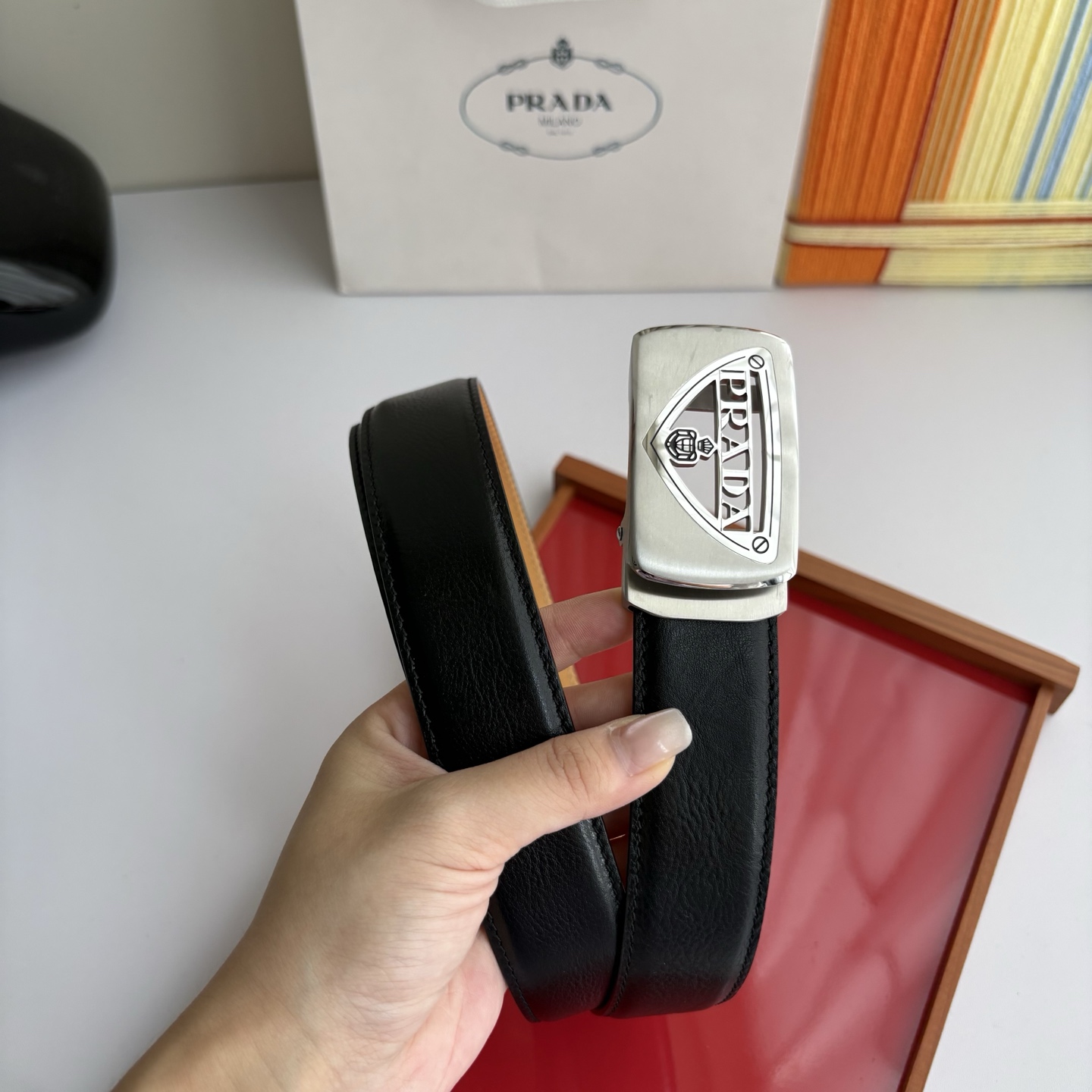 【普拉达】 Prada进口小牛皮，手感细腻柔软，搭配纯钢自动精品扣，男士必备！宽度：3.5cm