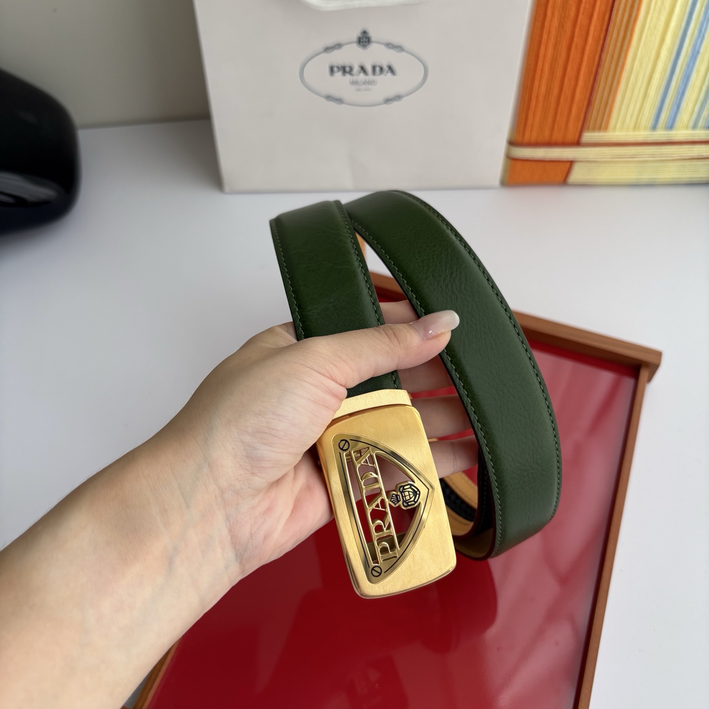 【普拉达】 Prada进口小牛皮，手感细腻柔软，搭配纯钢自动精品扣，男士必备！宽度：3.5cm