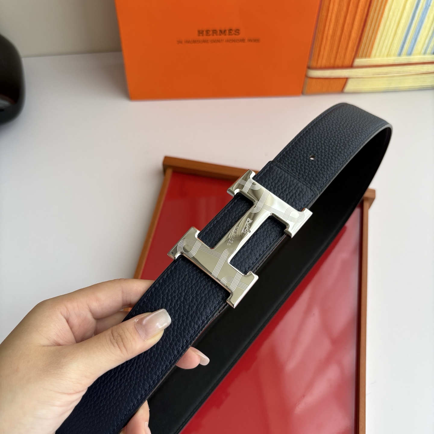 【爱马仕】Hermes 原单爱马仕，宽3.8cm进口原版皮带身，双面可两面用，精品电镀五金 ！