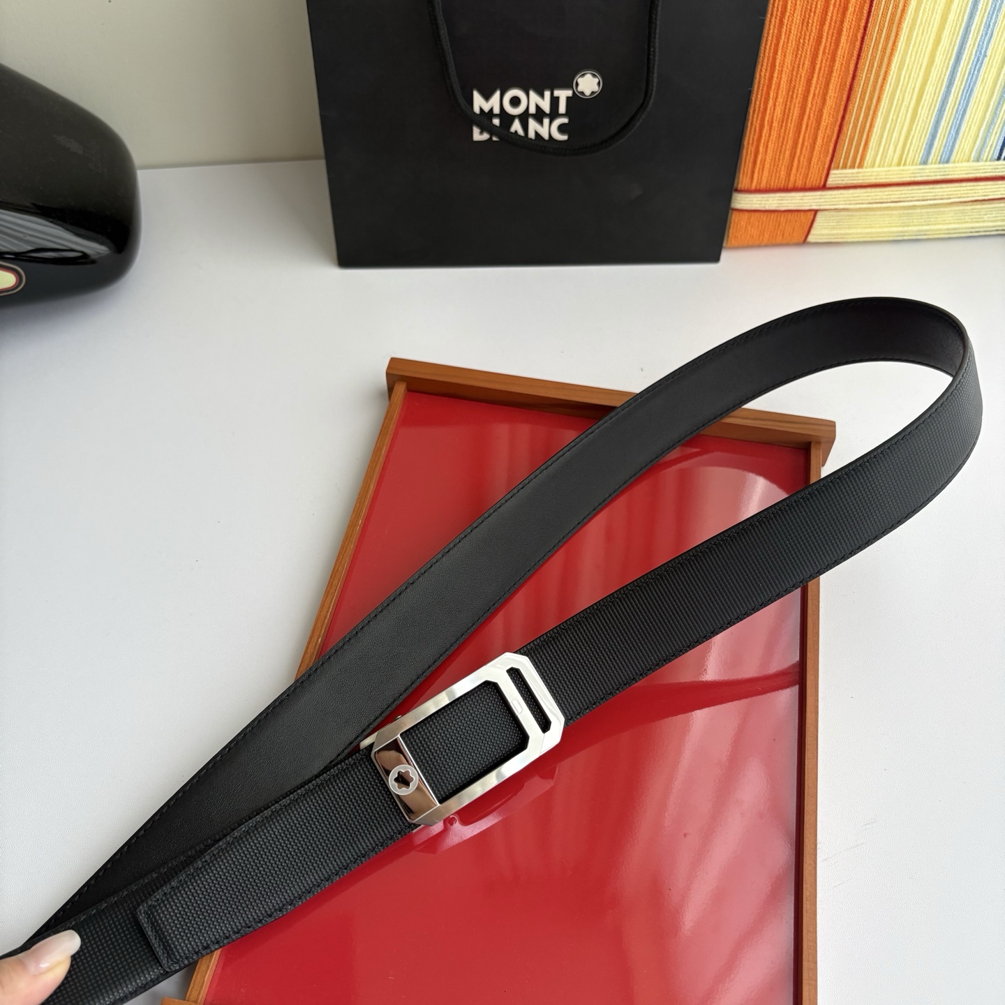 万宝龙Montblanc家持续其一贯的高雅、绅士、精致的风格，进口小牛皮，手感细腻柔软。纯钢自动精品扣，