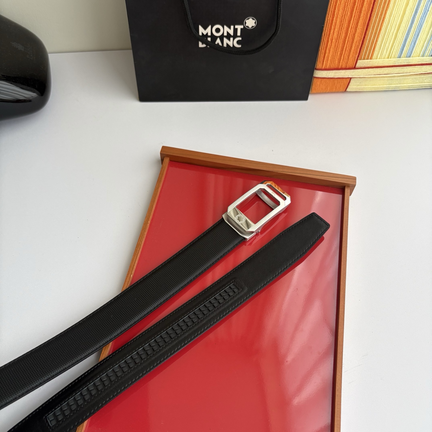万宝龙Montblanc家持续其一贯的高雅、绅士、精致的风格，进口小牛皮，手感细腻柔软。纯钢自动精品扣，