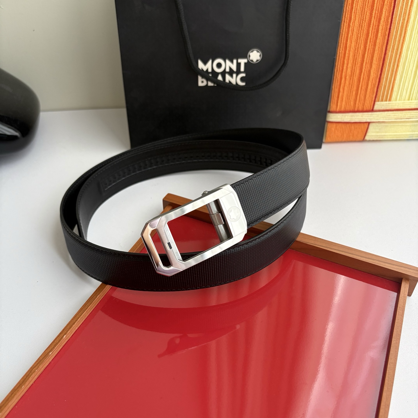 万宝龙Montblanc家持续其一贯的高雅、绅士、精致的风格，进口小牛皮，手感细腻柔软。纯钢自动精品扣，