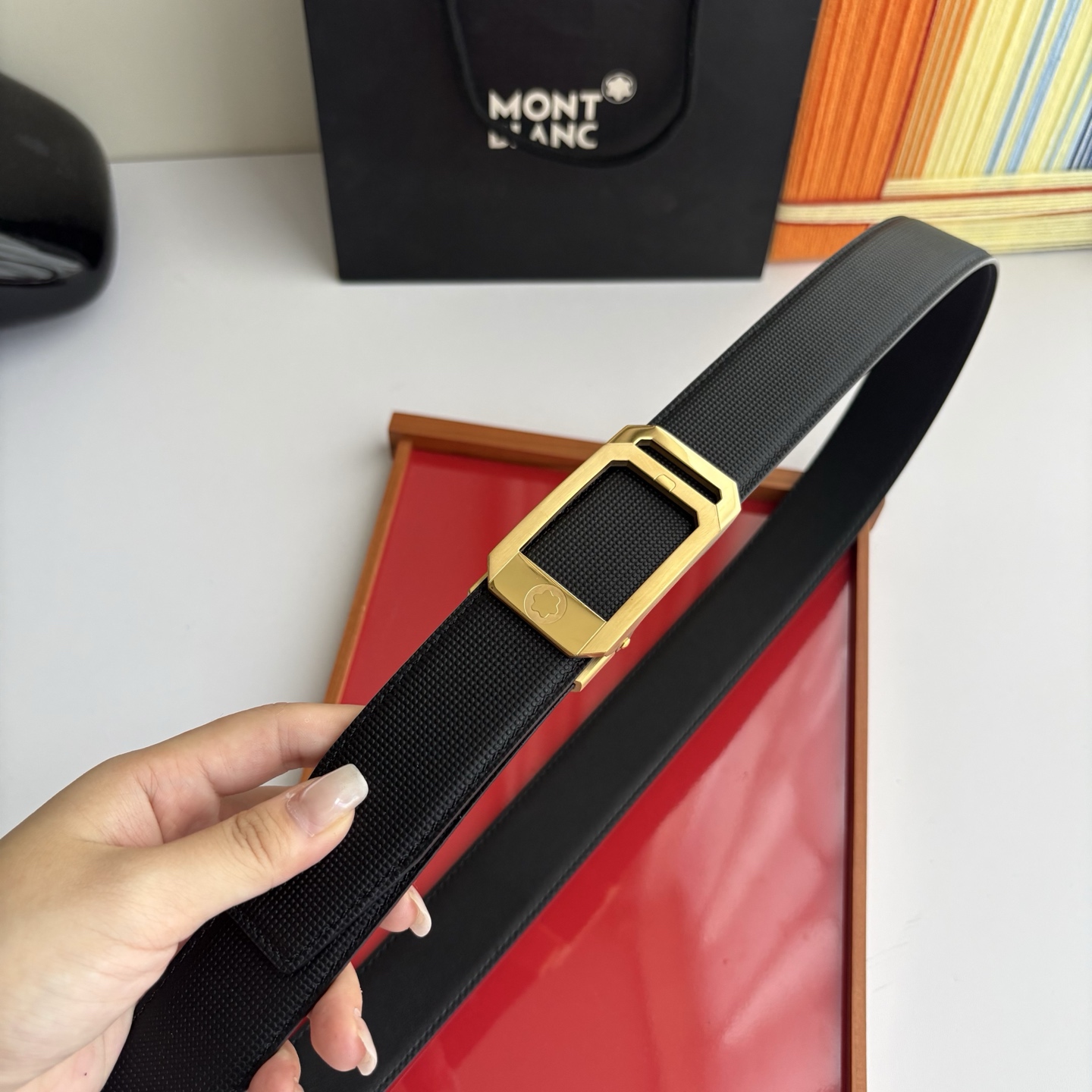 万宝龙Montblanc家持续其一贯的高雅、绅士、精致的风格，进口小牛皮，手感细腻柔软。纯钢自动精品扣，