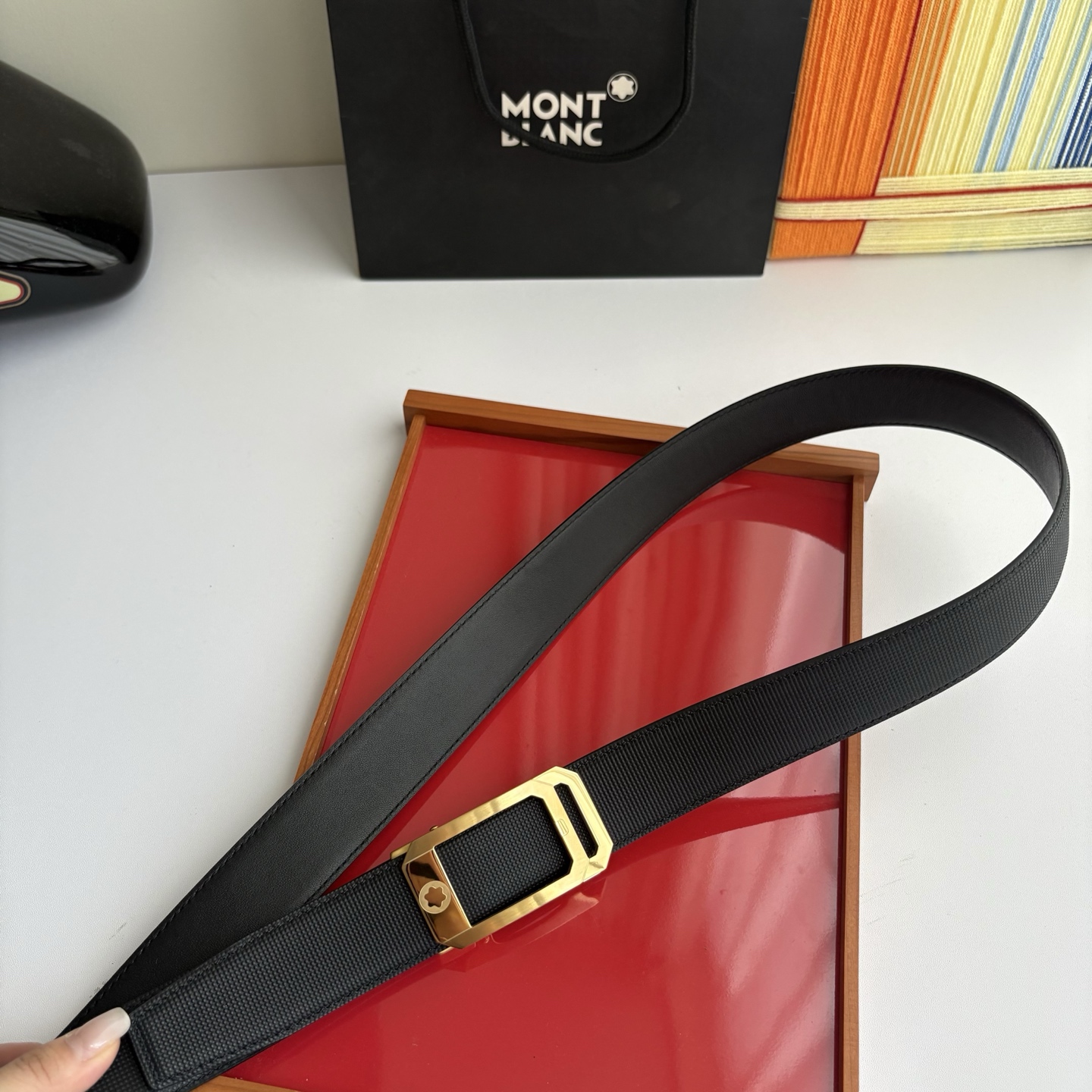 万宝龙Montblanc家持续其一贯的高雅、绅士、精致的风格，进口小牛皮，手感细腻柔软。纯钢自动精品扣，