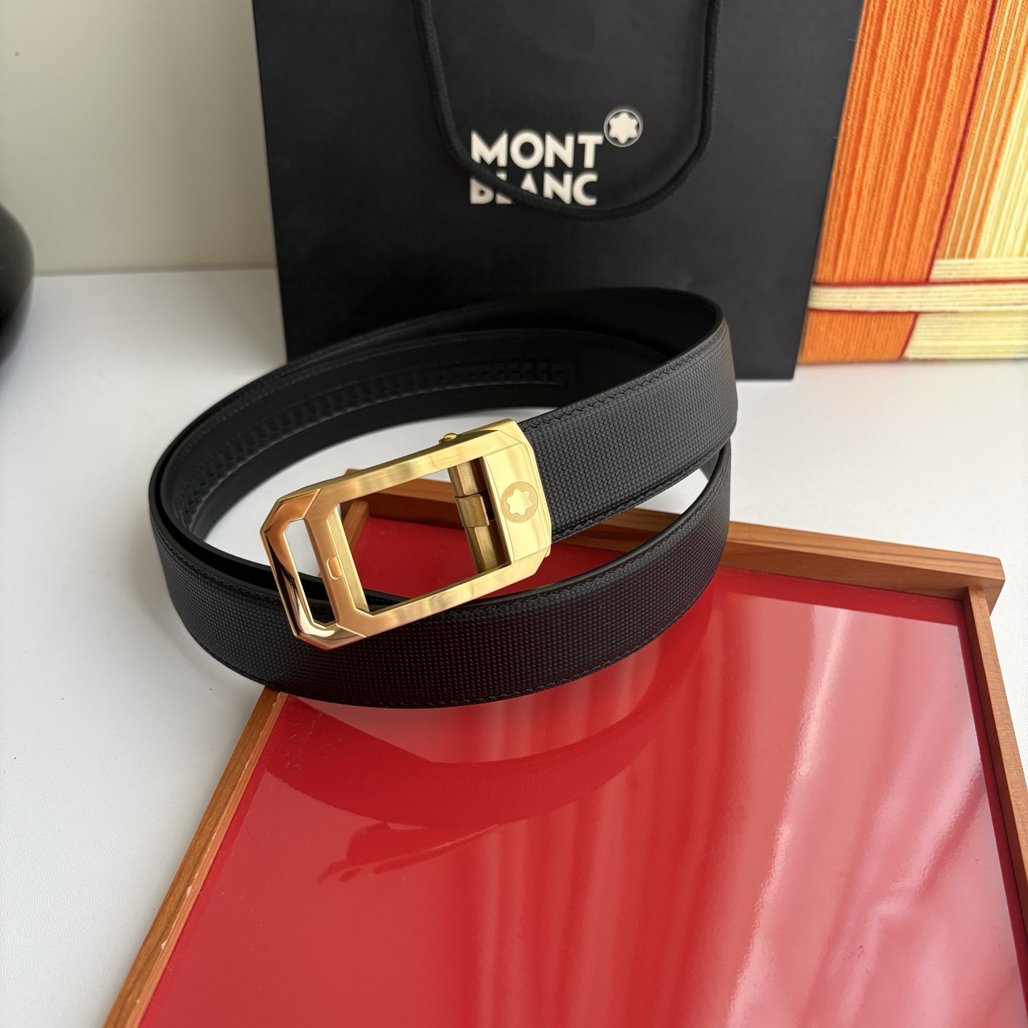 万宝龙Montblanc家持续其一贯的高雅、绅士、精致的风格，进口小牛皮，手感细腻柔软。纯钢自动精品扣，