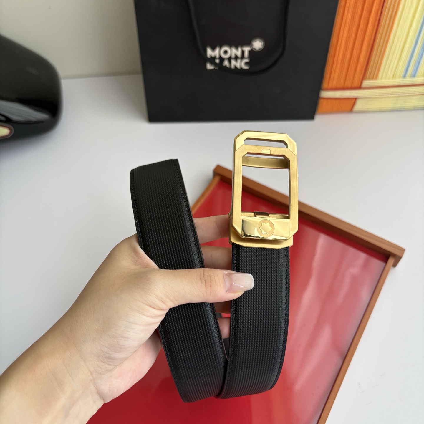 万宝龙Montblanc家持续其一贯的高雅、绅士、精致的风格，进口小牛皮，手感细腻柔软。纯钢自动精品扣，