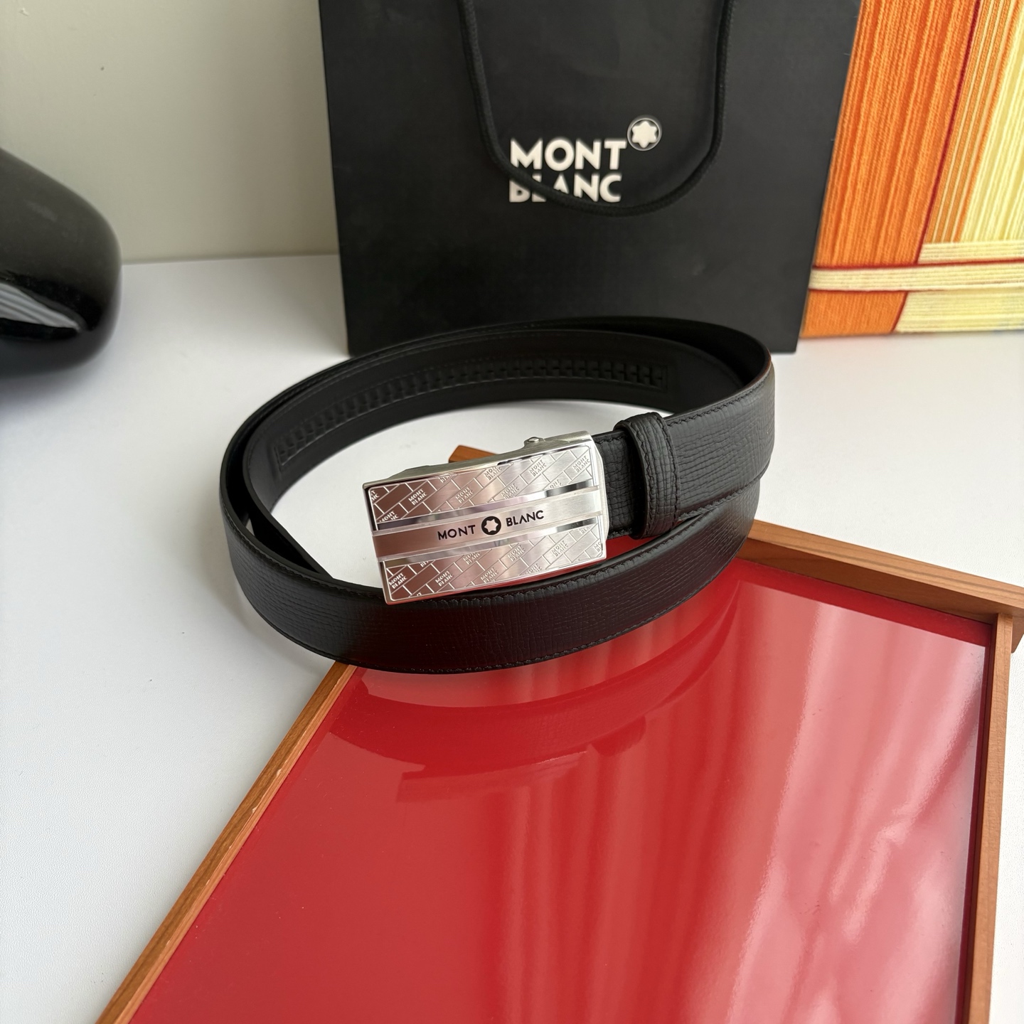 万宝龙Montblanc家持续其一贯的高雅、绅士、精致的风格，进口小牛皮，手感细腻柔软。纯钢自动精品扣，