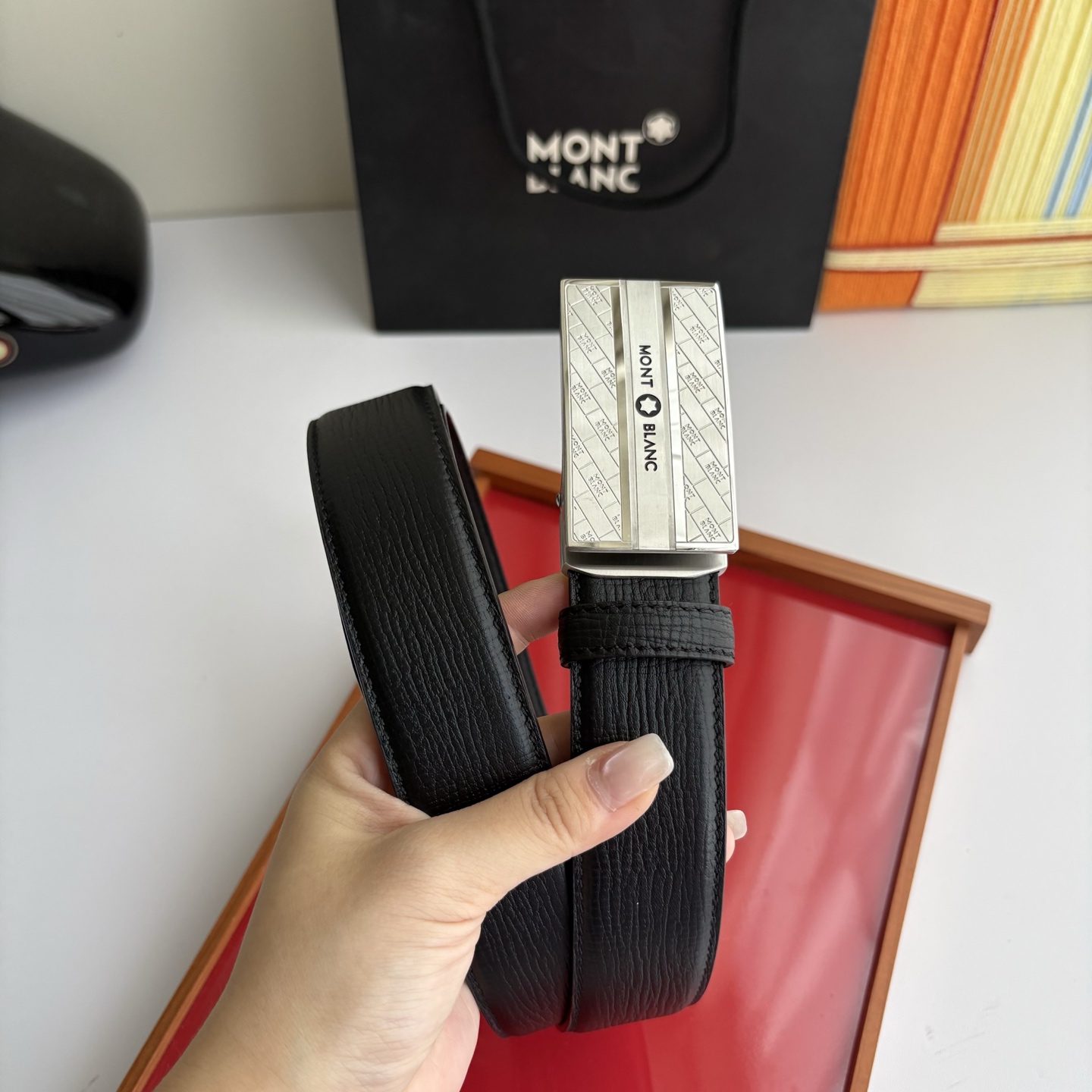 万宝龙Montblanc家持续其一贯的高雅、绅士、精致的风格，进口小牛皮，手感细腻柔软。纯钢自动精品扣，