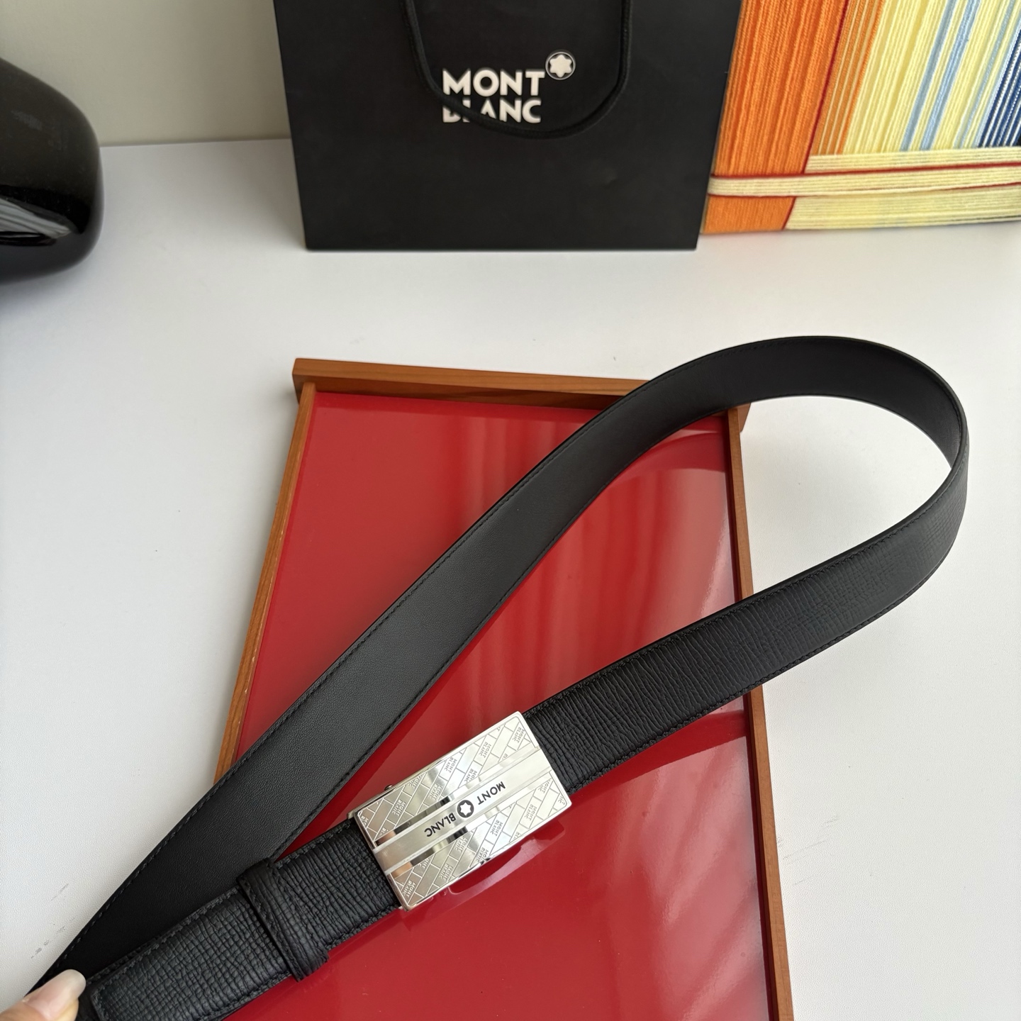万宝龙Montblanc家持续其一贯的高雅、绅士、精致的风格，进口小牛皮，手感细腻柔软。纯钢自动精品扣，