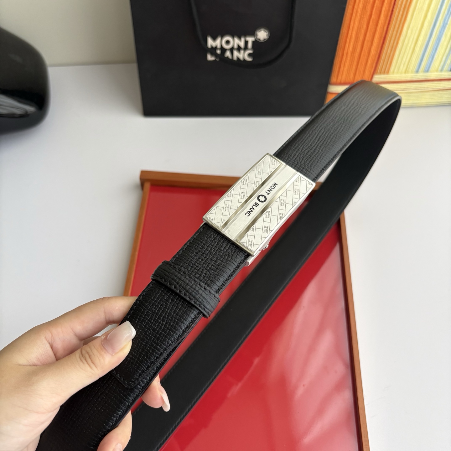 万宝龙Montblanc家持续其一贯的高雅、绅士、精致的风格，进口小牛皮，手感细腻柔软。纯钢自动精品扣，